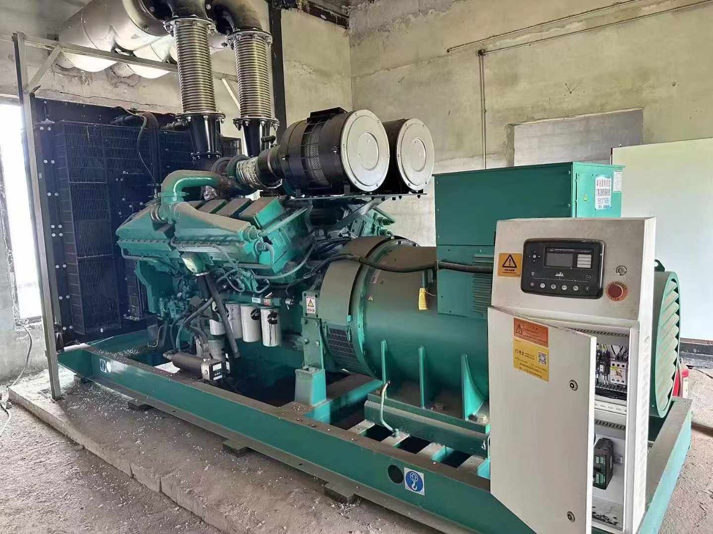 新晃无功补偿装置的性能评估需要考虑哪些因素？