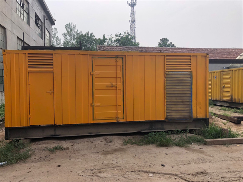 新晃发电机出租进行负载测试时，电瓶电量不足的具体判断标准是什么？